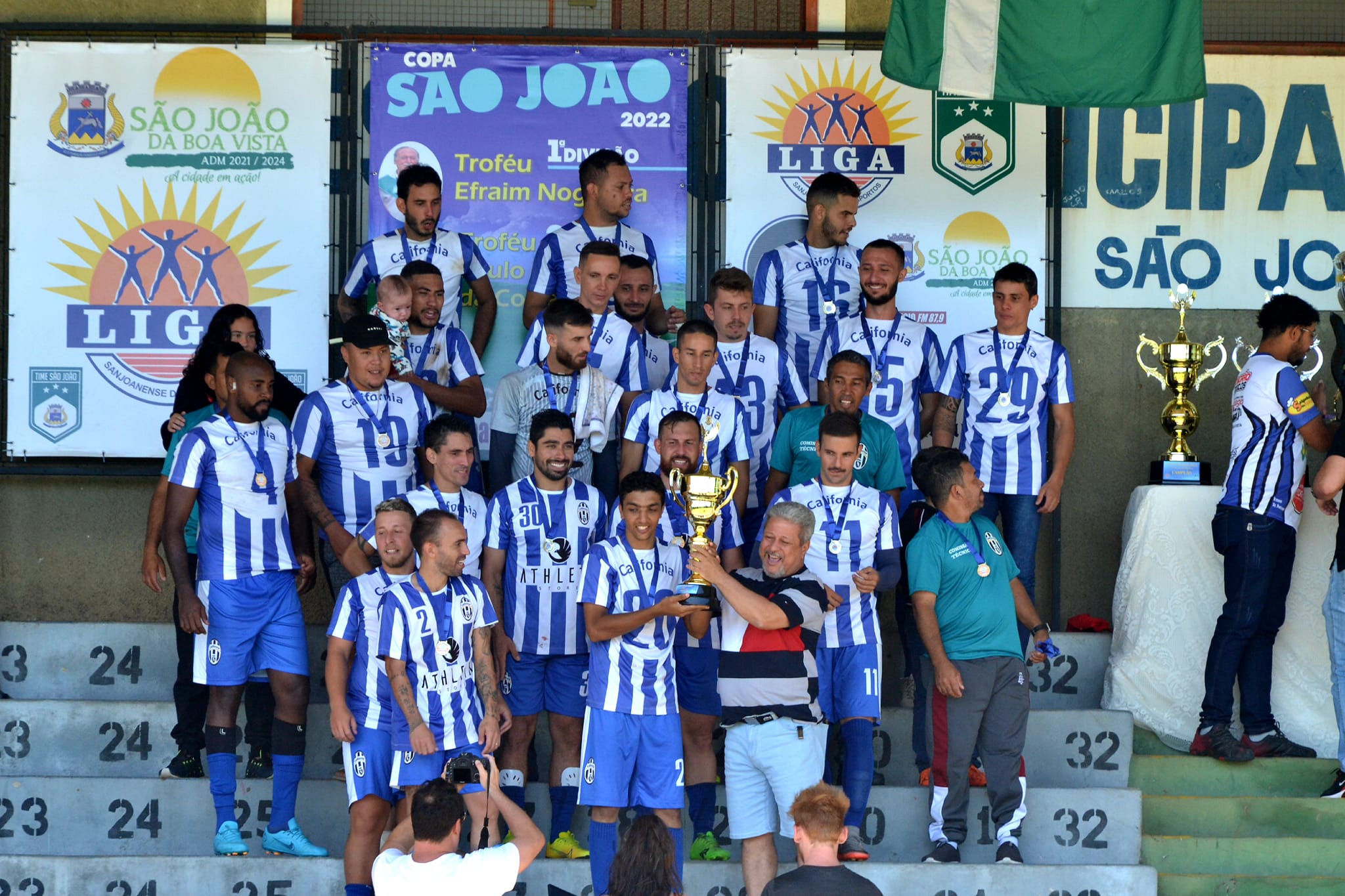 EQUIPE CALIFORNIA RECEBENDO TROFEU DE CAMPEÃO