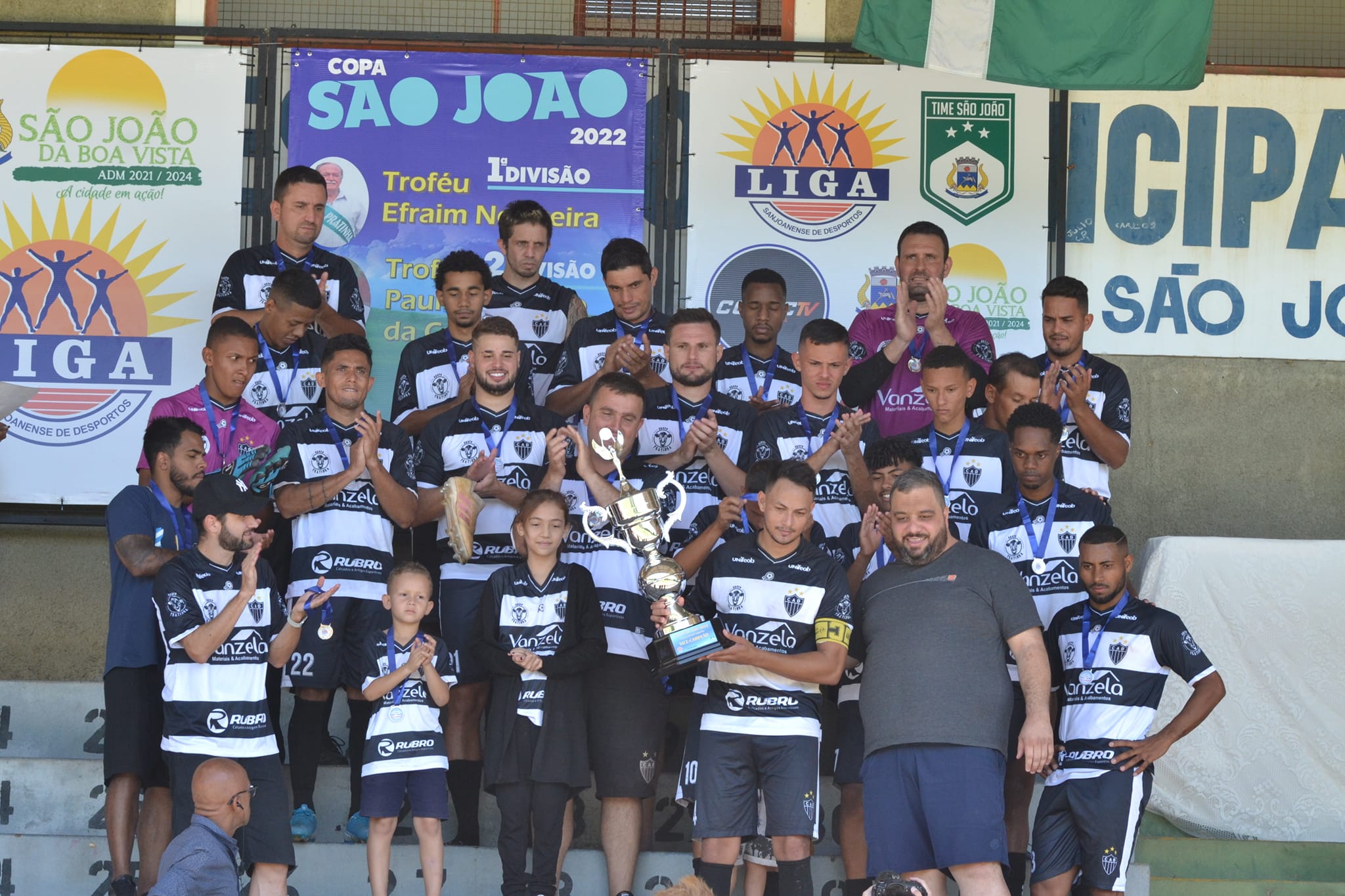 EQUIPE DER RECEBENDO TROFEU DE VICE CAMPEAO