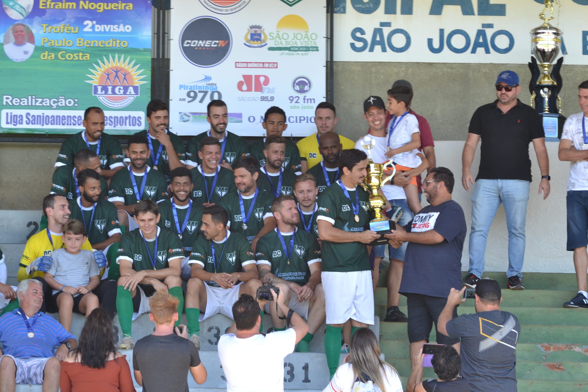 PRATINHA RECEBENDO TROFEU DE CAMPEAO