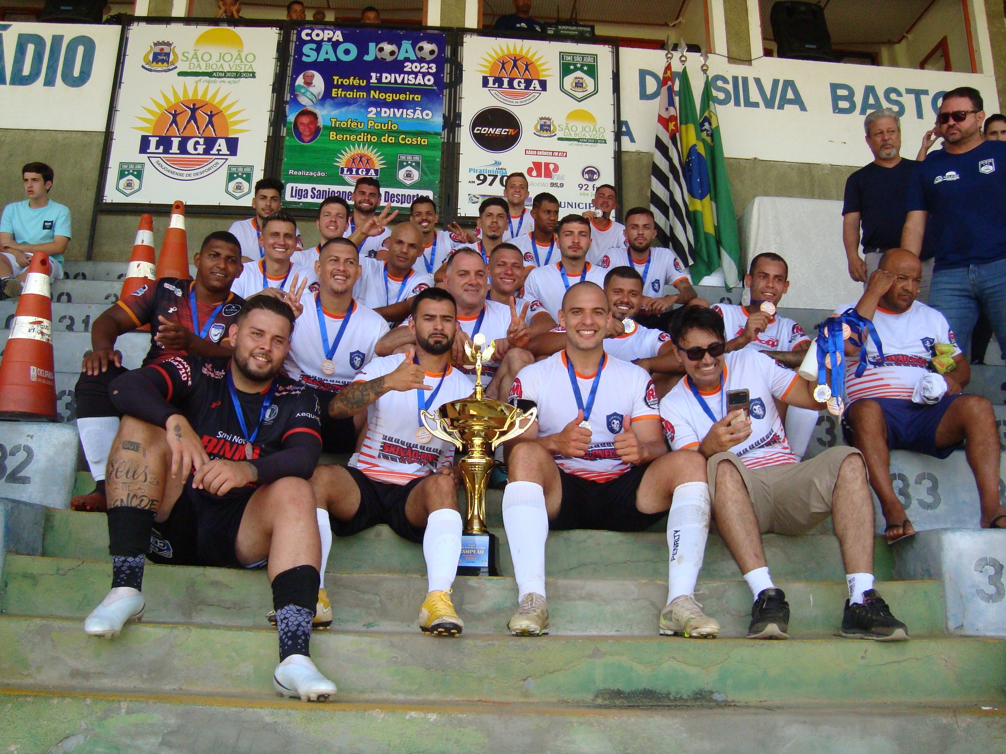 EQUIPE CAMPEÃ COM MEDALHAS