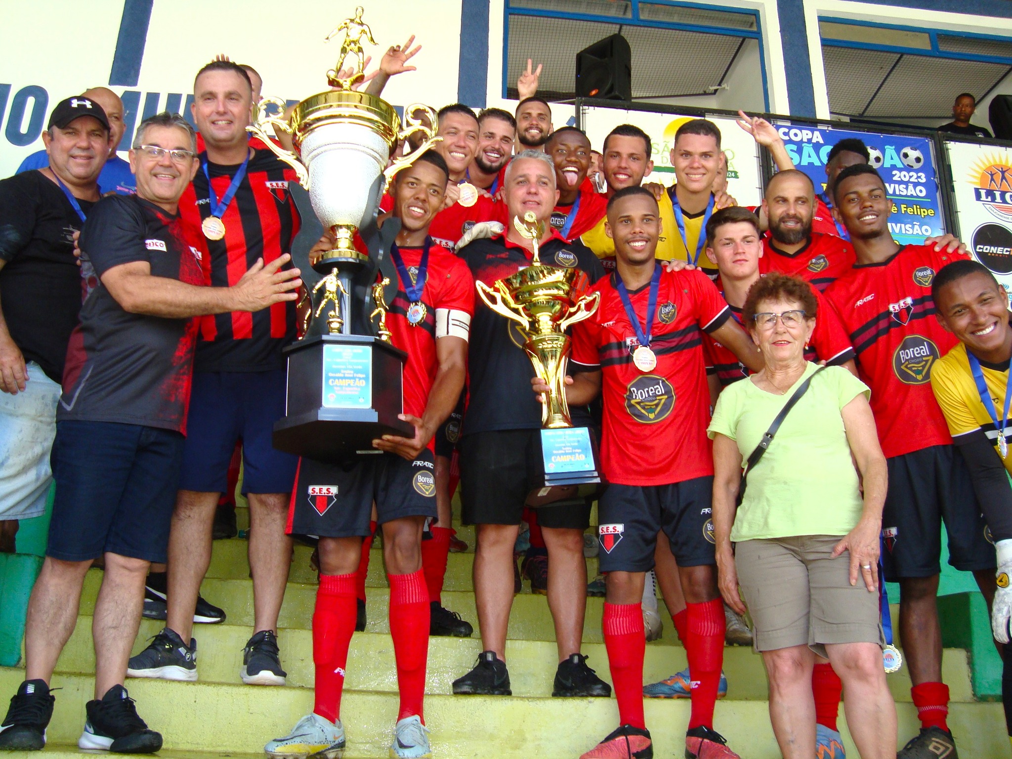 Esportiva Sanjoanense recebendo troféus