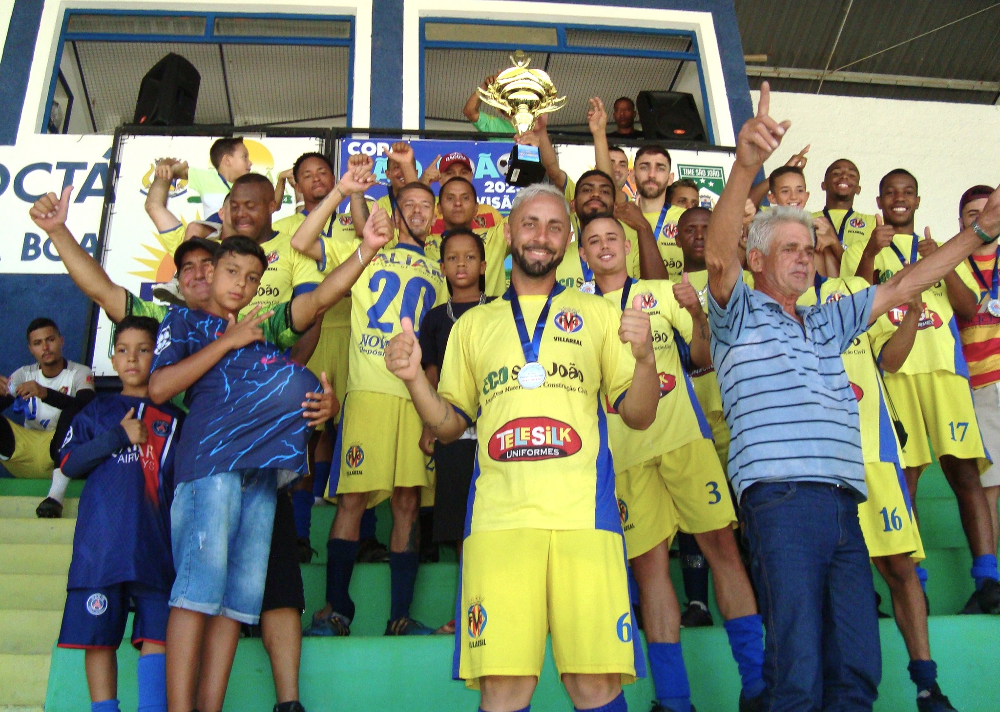 Villarreal vice campeao recebendo troféu