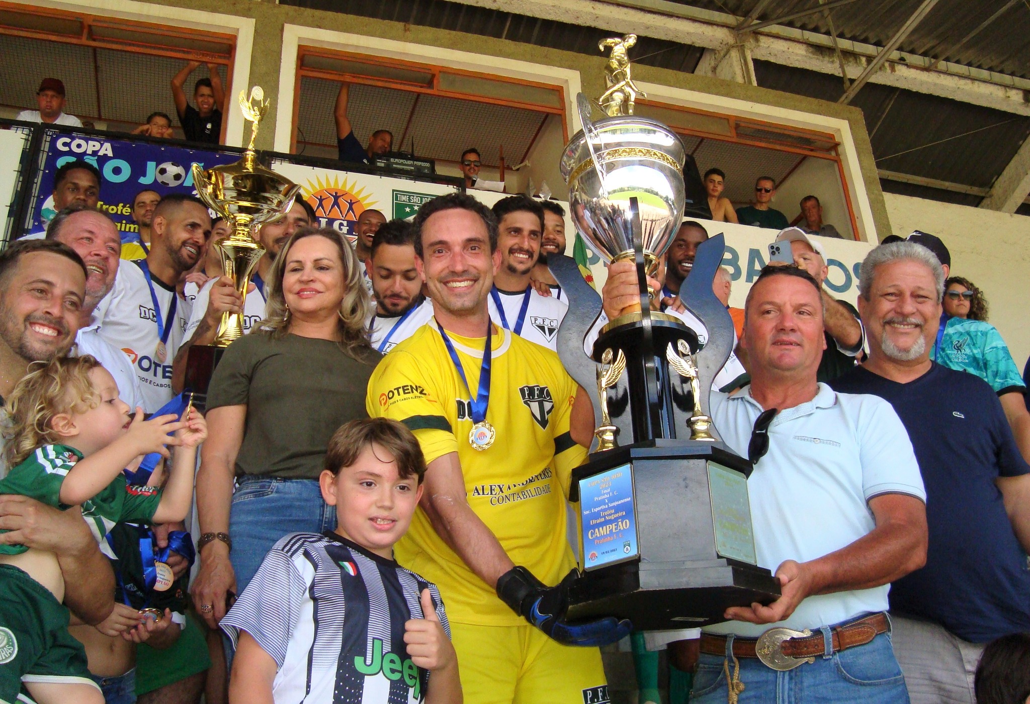 PREMIAÇÃO EQUIPE TROFÉU TRANSITÓRIO PRATINHA FC