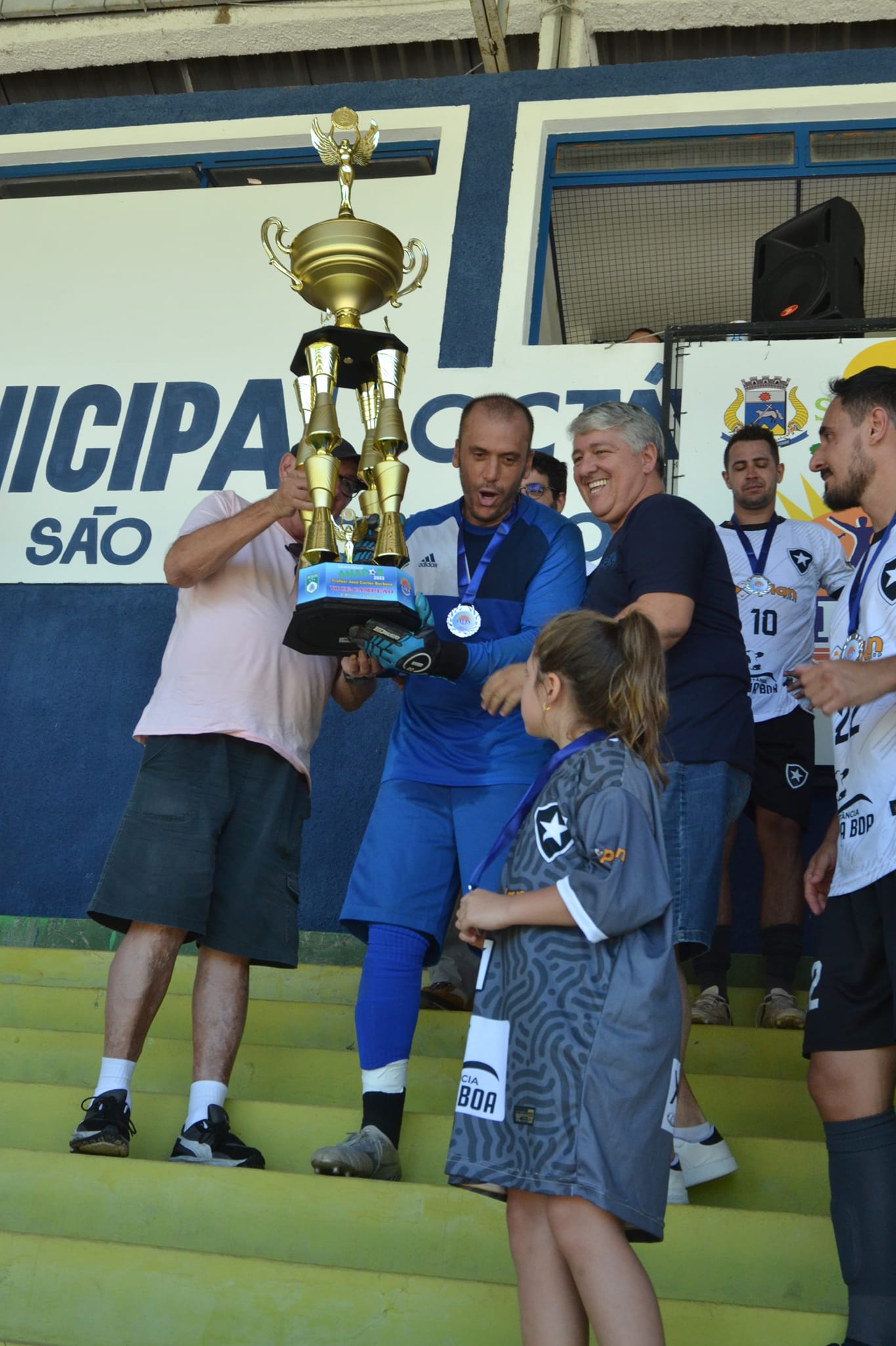 BOTAFOGO RECEBENDO TROFEU DE VICE CAMPEAO