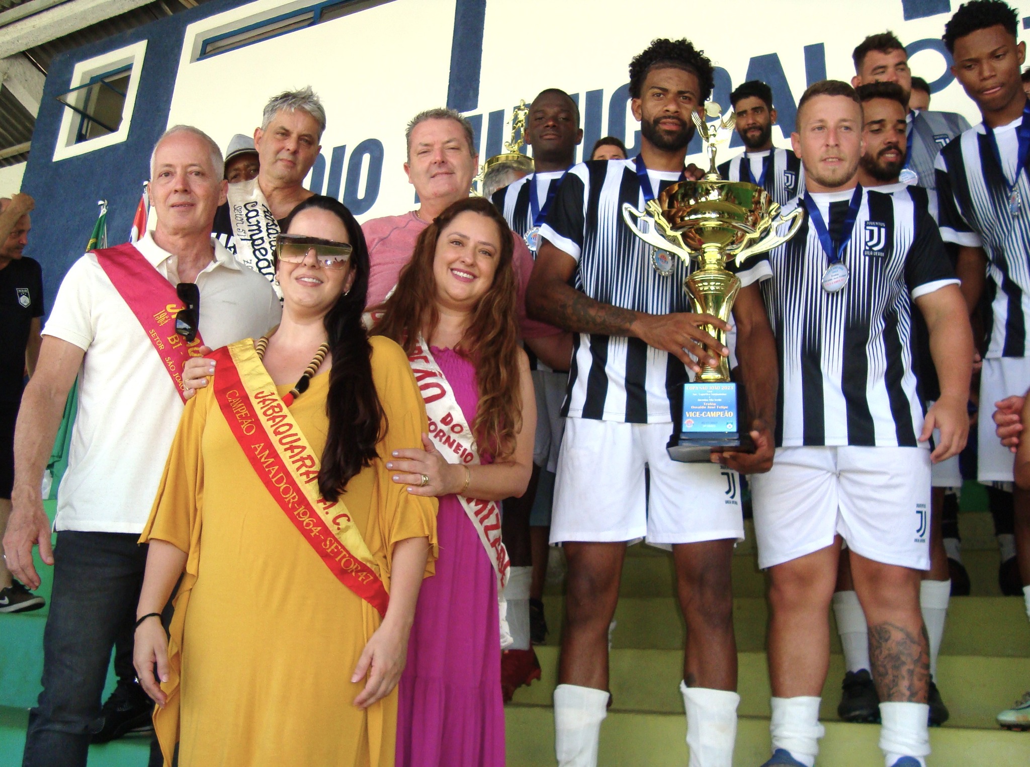 Juventus Vila Verde vice campeão recebendo troféu